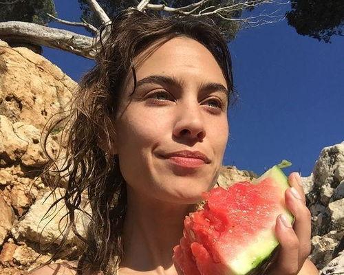 娱乐圈吃瓜照片模板图,明星真实生活幕后曝光，吃瓜群众速来围观！